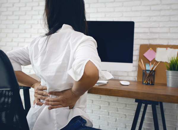 7 συμβουλές για να αποφύγετε πόνους σε πλάτη, μέση, αυχένα και ισχία  όταν δουλεύετε από το σπίτι